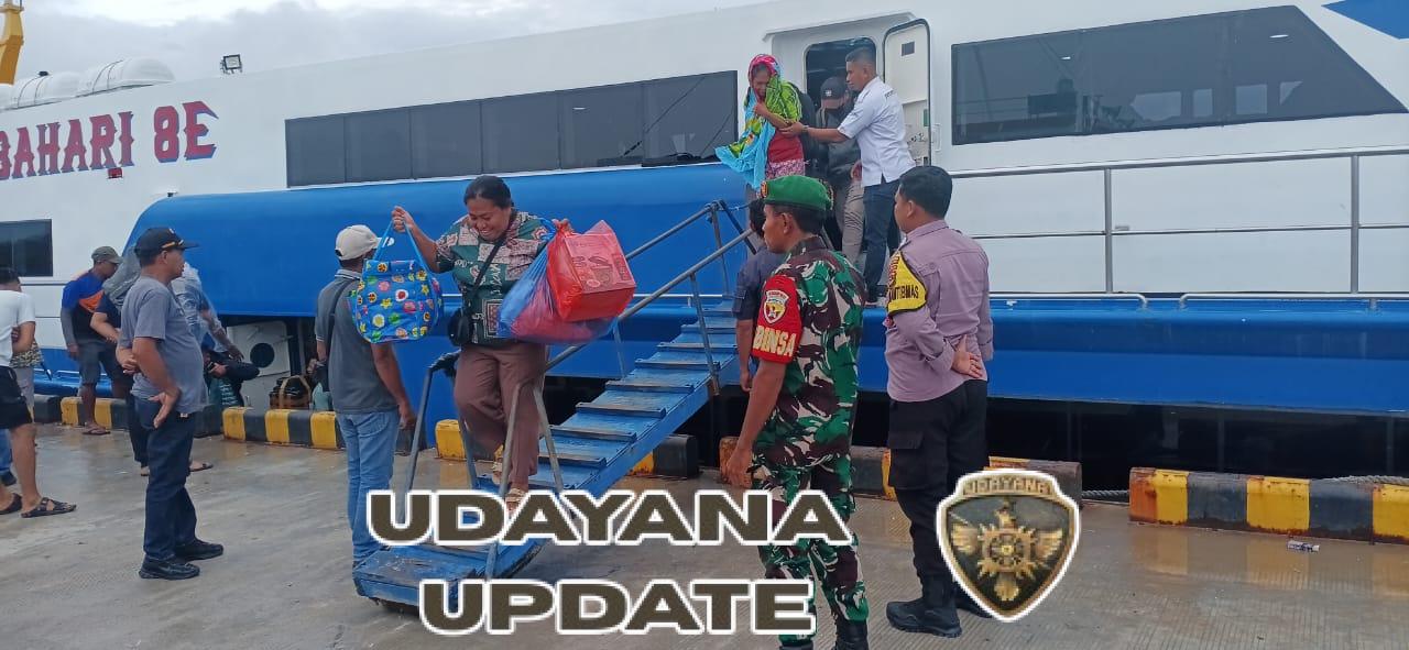 Babinsa Koramil 1627-01/Baa Pantau Kedatangan dan Keberangkatan Express Bahari 8E di Pelabuhan Ba’a