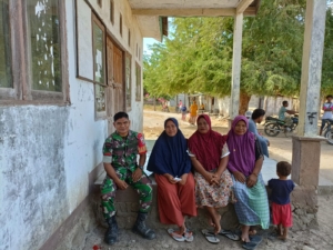 Babinsa Koramil 1624-04/Omesuri Lakukan Monitoring dan Komsos, Perkuat Hubungan dengan Masyarakat Desa Tobotani