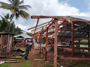 Babinsa Sertu Yohan Saekoko Gotong-Royong Bantu Warga Bangun Rumah di Dusun Laiwahi
