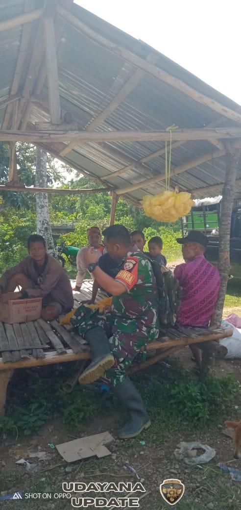 Babinsa Tabundung Gelar Komsos dengan Masyarakat di Pasar Tradisional Praing Kareha