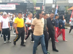 Danramil 1611-06/Petang Apresiasi Semangat Gotong Royong di Jalan Santai Desa Petang