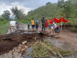 Peran Aktif Babinsa Sertu Khairil Tangani Jembatan Ambruk di Wilamaci