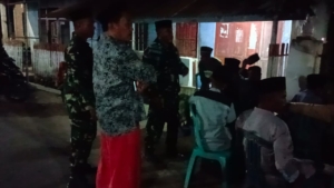 Patroli Siskamling Babinsa Koramil 1608-03/Sape Jaga Keamanan dan Keamanan Warga Desa Sumi