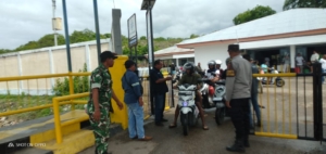 Serda Roni Riberu Jalankan Tugas Pemantauan Kapal ASDP di Pantai Baru dengan Aman