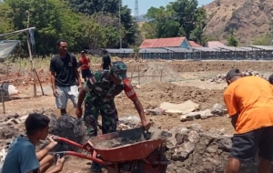 Babinsa Koramil 1618-03/Insut Gotong Royong Bersama Warga Dirikan Pondasi Rumah Warga