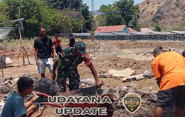 Babinsa Koramil 1618-03/Insut Gotong Royong Bersama Warga Dirikan Pondasi Rumah Warga