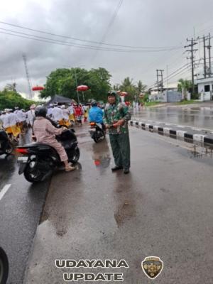 Babinsa Guwang Kawal Prosesi Melasti ke Segara Rangkan