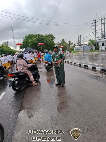 Babinsa Guwang Kawal Prosesi Melasti ke Segara Rangkan