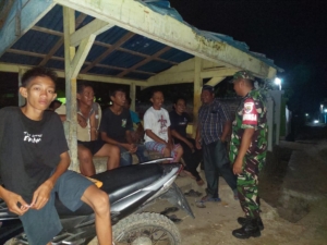 Patroli Malam Babinsa Desa Diha Hasilkan Lingkungan Aman dan Damai