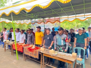 Sinergi TNI–Polri Warnai HUT ke-11 BUMDesa, Babinsa dan Bhabinkamtibmas Amankan Jalannya Acara