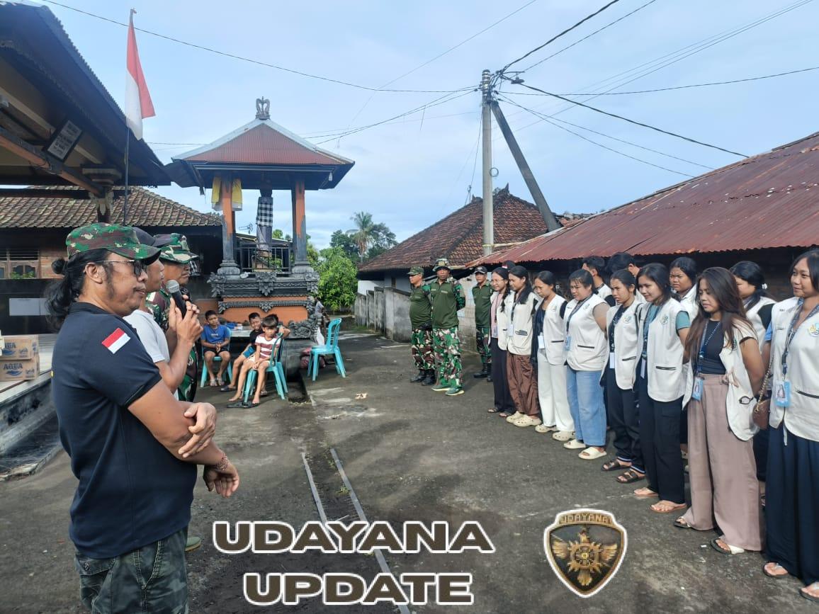 Koramil 1609-05/Sukasada dan Masyarakat Bahu-Membahu Jaga Kebersihan Jalan Desa