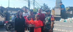 Babinsa Tohpati Dampingi Pemdes Salurkan Sembako Bagi Kaum Lansia