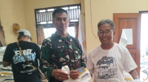 Babinsa Kusamba Gelar Pengawalan Distribusi PBP Ke Warga Pastikan Berjalan Aman Dan Lancar