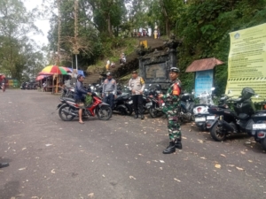 Babinsa Desa Sebudi Koramil 1623-07/Selat Amankan Pelaksanaan Upacara Keagamaan