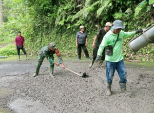 Wujud Kepedulian, Serda Dwi Indra Nuraga Ikut Kerja Bakti Pengecoran Jalan di Perean Kangin