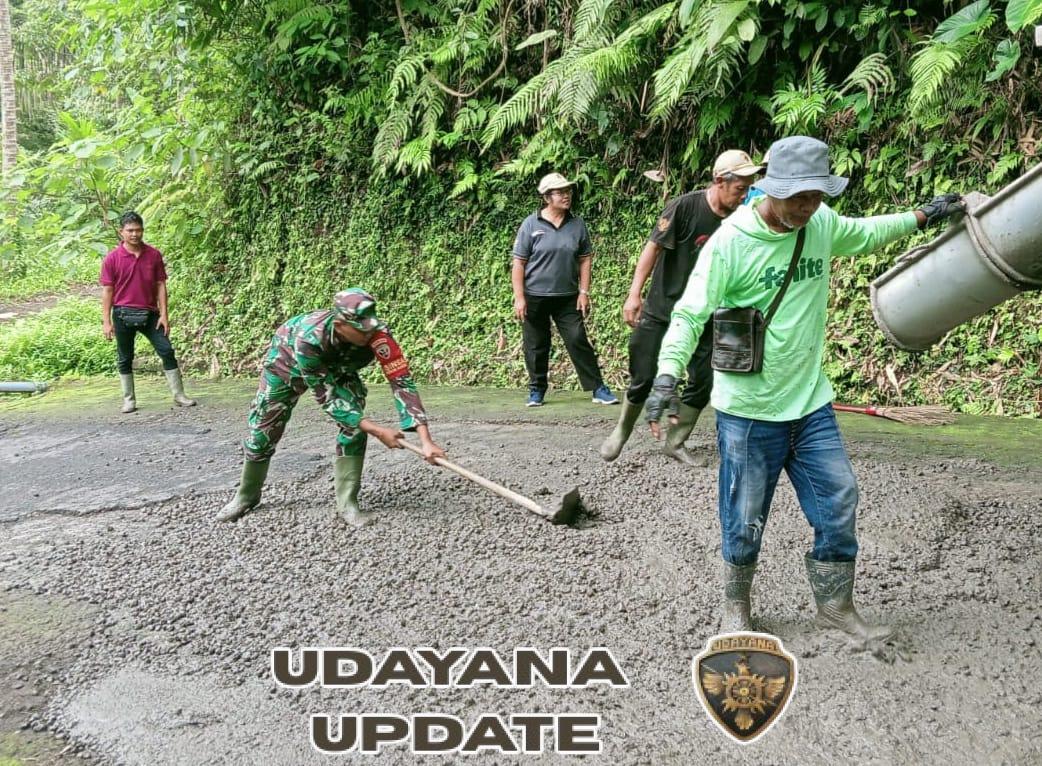 Wujud Kepedulian, Serda Dwi Indra Nuraga Ikut Kerja Bakti Pengecoran Jalan di Perean Kangin