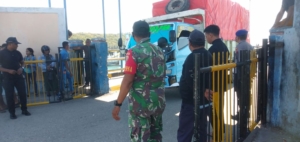 Serda Roni Riberu Laksanakan Pengamanan dan Monitoring Keberangkatan Kapal di Pantai Baru