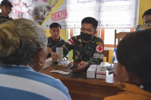 Jamin Kesehatan Masyarakat, Satgas Pamtas Yonarhanud 2 Kostrad Adakan Pengobatan Massal Dalam Rangka HUT ke-79 Arhanud