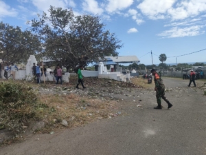 Babinsa dan Warga Wailaming Gelar Kerja Bakti Bersihkan Lingkungan