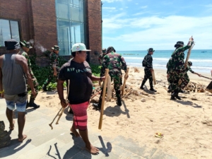 Sinergi TNI, DLHK, dan Desa Adat Kuta Bersihkan Sampah di Pantai Kuta