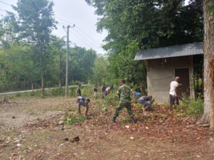 Jelang Musim Hujan, Babinsa Koramil 1618-02/Miobar dan Warga Tuabatan Kompak Lakukan Pembersihan Lingkungan