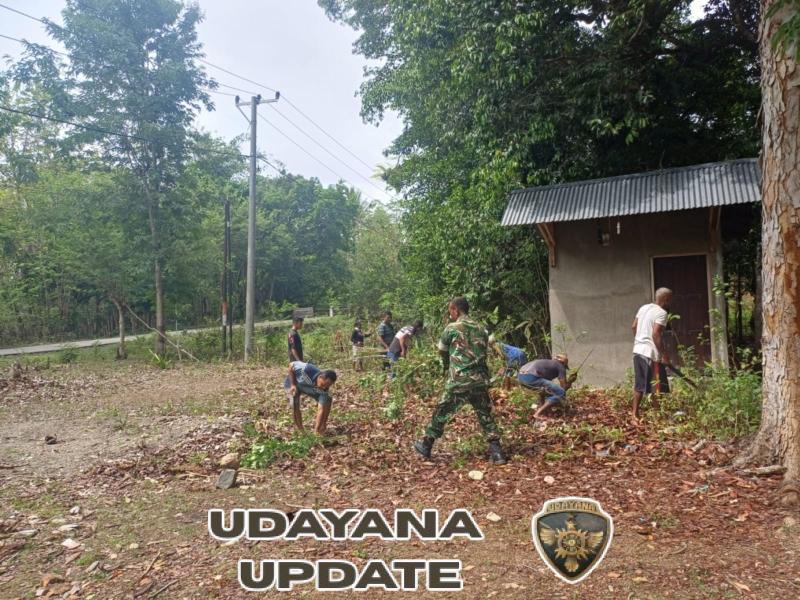 Jelang Musim Hujan, Babinsa Koramil 1618-02/Miobar dan Warga Tuabatan Kompak Lakukan Pembersihan Lingkungan