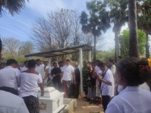 Babinsa Kopda Otnial Bofe Hadiri dan Monitor Prosesi Pemakaman di Desa Oebou