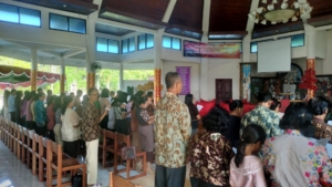 Babinsa Sertu Kd Wirawanta Amankan Ibadah Penutupan Bulan Syukur HUT Ke-94 GKPB di Jembrana