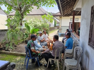 Babinsa Budeng Pererat Silaturahmi Lewat Sambang Duka kepada Keluarga Almarhumah Ibu Tasmi