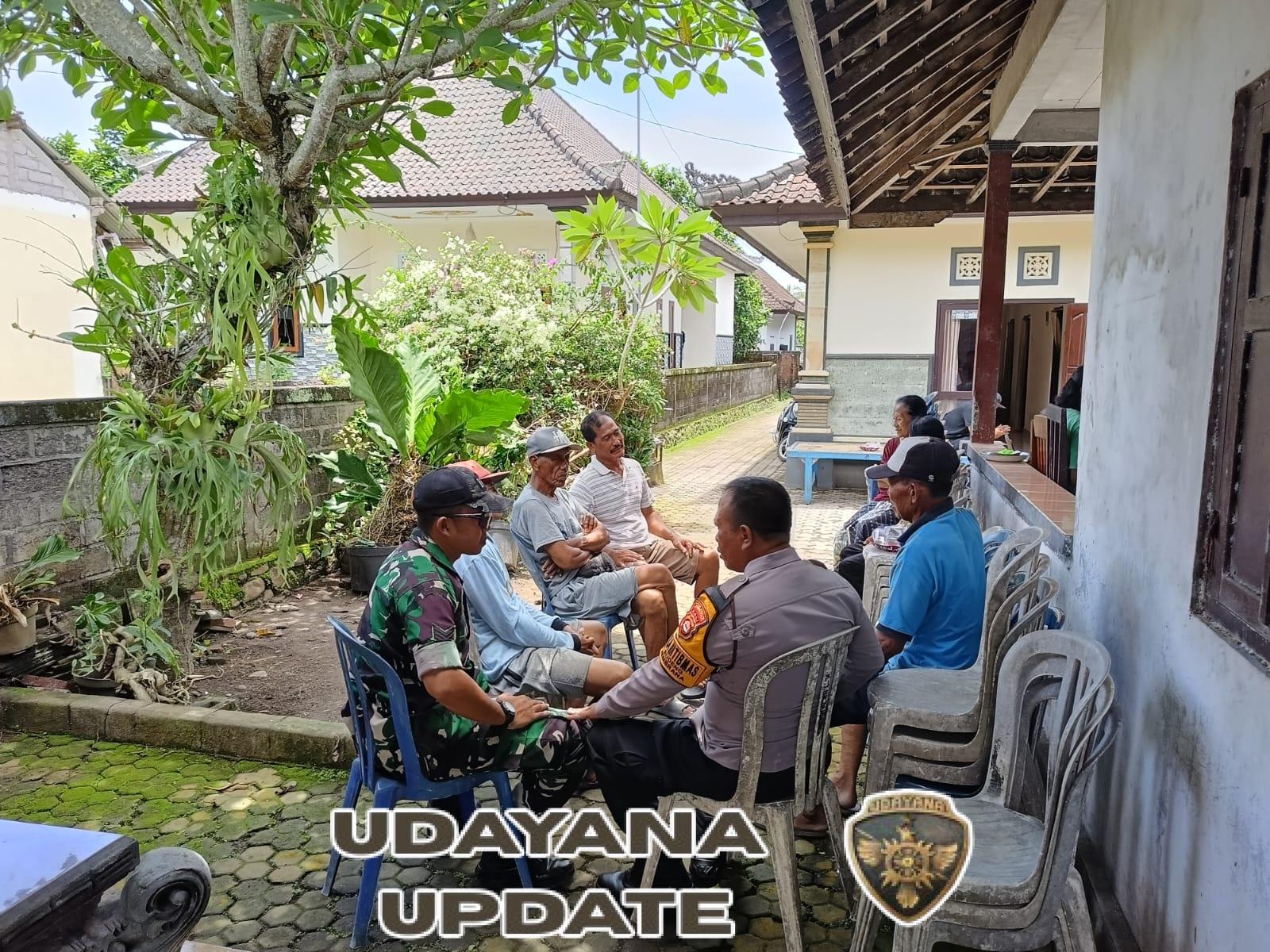 Babinsa Budeng Pererat Silaturahmi Lewat Sambang Duka kepada Keluarga Almarhumah Ibu Tasmi