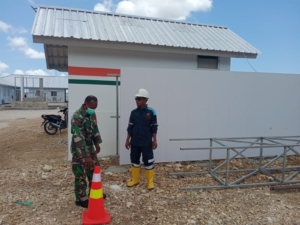 Babinsa dan Personel Kodim 1627 Amankan Pekerjaan Pembangunan Kawasan Industri Garam Nasional