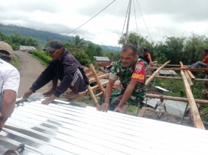 Babinsa Koramil 1602-04/Maurole Gelar Karya Bhakti Pembangunan Atap Rumah Layak Huni di Desa Je’o Du’a