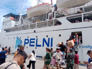 Babinsa Koramil 1602-01/Ende Amankan Kedatangan Kapal KM LAWIT di Pelabuhan IPPI