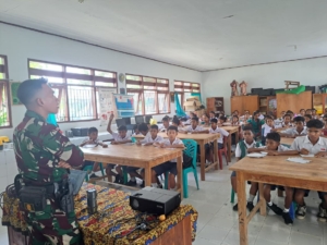 Satgas Pamtas Pos Nunura Jadi Gadik dan Bagikan Kolak di SMPN 1 Tasifeto Timur