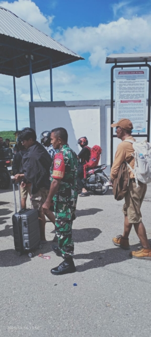 Babinsa Koramil 1627-02/PB Amankan Kedatangan KMP Kalibodri di Pelabuhan Pantai Baru