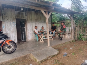 Babinsa Koramil 1602-01/Ende Tingkatkan Keamanan dan Komsos di Desa Kobaleba