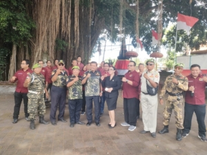 Jaga Khidmat Penghormatan Pahlawan, Babinsa Batubulan Kawal Napak Tilas Ciung Wanara