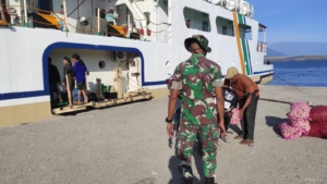 PAM Ketat Babinsa Saat KM Sabuk Nusantara 101 Sandar di Balauring