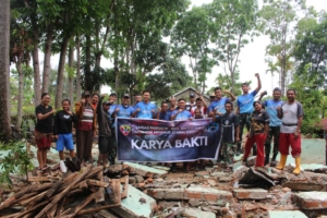 Wujud Kebersamaan, Satgas Pamtas Yonarhanud 2 Kostrad Laksanakan Karya Bakti di Gereja GMIT Jemaat PNIEL Eban
