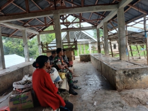 Pererat Kedekatan, Sertu Amos Luta Sambangi Pedagang Pasar Katikuwai