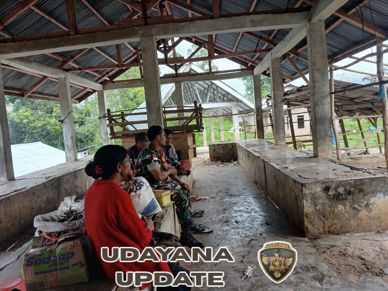 Pererat Kedekatan, Sertu Amos Luta Sambangi Pedagang Pasar Katikuwai