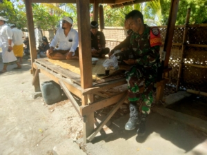 Babinsa Koramil Nusa Penida Gelar Pengawalan Melaspas Taring Di Desa Adat Dalem Setra Batununggul