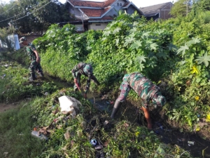 Kapten Ibrahim Pimpin Gali Parit Jalan, Atasi Genangan Air di Jalan Raya