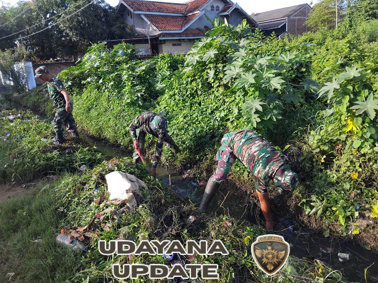 Kapten Ibrahim Pimpin Gali Parit Jalan, Atasi Genangan Air di Jalan Raya