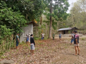 Jelang Musim Hujan, Babinsa Koramil 1618-02/Miobar dan Warga Tuabatan Kompak Lakukan Pembersihan Lingkungan
