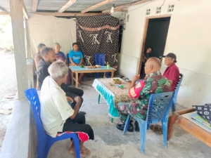 Pererat Silaturahmi, Babinsa Bisel Himbau Warga Oenbit Ciptakan Lingkungan Aman dan Kondusif