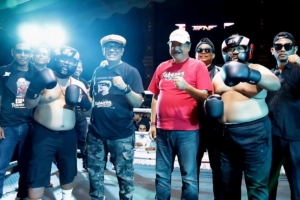 Singasana Boxing Meriahkan Perayaan HUT ke-532 Kota Singasana   Tabanan PR — Pemerintah Kabupaten Tabanan menggelar kegiatan Singasana Boxing sebagai salah satu rangkaian perayaan HUT ke-532 Kota Singasana, Sabtu (15/11) di Lapangan Alit Saputra Tabanan. Kegiatan yang menampilkan pertandingan ekshibisi tinju Kepala Dinas dan Bintang Tamu Pakdek Bantug vs Kabyah, dibuka secara resmi oleh Bupati Tabanan, Dr. I Komang Gede Sanjaya, S.E.,M.M., didampingi Wakil Bupati Tabanan, I Made Dirga, Sekda, para Asisten dan Kepala Perangkat Daerah di lingkungan Pemkab Tabanan dan masyarakat yang memadati area pertandingan.  Acara ini merupakan bagian dari upaya Pemerintah Kabupaten Tabanan memberikan hiburan sehat kepada masyarakat, sekaligus mendorong semangat sportivitas dan jiwa kompetitif yang positif khususnya bagi generasi muda. Singasana Boxing dirancang tidak hanya sebagai tontonan, tetapi juga sebagai ajang untuk memperkuat kebersamaan antara pemerintah dan masyarakat melalui kegiatan yang bersifat edukatif dan rekreatif.  Bupati Sanjaya menyampaikan apresiasi kepada seluruh pihak yang telah mendukung pelaksanaan kegiatan. Peringatan HUT Kota Singasana tahun 2025 merupakan momentum penting untuk meneguhkan komitmen bersama dalam membangun Tabanan yang semakin maju. Lebih lanjut, ia menyatakan bahwa Singasana Boxing menjadi simbol bahwa berbagai elemen masyarakat dapat bersatu melalui kegiatan olahraga.   Sanjaya juga mengapresiasi keberanian dua pejabat daerah yang tampil sebagai petarung ekshibisi, yakni Kepala BPBD Tabanan dan Kepala Dinas Kebudayaan yang juga Plt. Kepala Dinas Pertanian. Keduanya dinilai menunjukkan keberanian dan semangat sportivitas dengan tampil di arena tinju meski kesehariannya bertugas dalam bidang pemerintahan. “Meskipun jabatan mereka jauh dari ring tinju, malam ini mereka telah menunjukkan keberaniannya demi memberikan hiburan terbaik bagi masyarakat. Ini adalah simbol bahwa dalam olahraga, semua bisa bersatu dan semangat juang harus dimiliki di segala bidang,” ungkapnya.  Dalam suasana hangat dan penuh keakraban, Politisi asal Dauh Pala Tabanan ini juga memberikan sentuhan humor untuk menambah semarak acara. Ia menyampaikan tantangan dan hadiah kepada peserta yang menjadi pilihan masing-masing pimpinan daerah. “Sebagai bentuk apresiasi dan bagian dari hiburan, saya menyatakan Pak Giri Kepala BPBD sebagai ‘ayamnya Bupati’, dan saya siapkan hadiah Rp 1 juta jika memenangkan pertandingan. Sementara itu, Wabup Dirga menunjuk Kepala Dinas Kebudayaan dan juga menyiapkan hadiah Rp 500 ribu untuk ‘ayamnya’,” tutur Bupati Sanjaya yang disambut riuh tawa penonton.  Pertandingan ekshibisi berlangsung meriah dan mendapat antusiasme tinggi dari masyarakat. Keikutsertaan dua pejabat daerah menambah daya tarik acara, menciptakan suasana yang hangat, akrab, dan penuh kegembiraan. Singasana Boxing merupakan bagian dari rangkaian kegiatan perayaan HUT ke-532 Kota Singasana yang mengusung tema “Mula Jayaning Singasana”. Pemerintah Kabupaten Tabanan berkomitmen menghadirkan program-program yang mampu memperkuat identitas daerah sekaligus memberikan manfaat langsung bagi masyarakat.  Bupati Sanjaya berharap agar momentum ini dapat mempererat sinergi antara pemerintah, masyarakat, komunitas olahraga, serta generasi muda. Menurutnya, kehadiran kegiatan hiburan yang sehat dan berkualitas akan menjadi bagian penting dalam membangun masyarakat yang kuat dan harmonis. Acara ditutup dengan sesi pertandingan lanjutan dan interaksi antara masyarakat dengan pimpinan daerah, yang semakin menambah kemeriahan perayaan HUT Kota Singasana. @prokopimtabanan,-  #bupatitabanan #tabanan era baru #banggajadiorangtabanan #komangsanjaya  #tetepmekenyem #santaikawan #agata #TabananEraBaru #AmanUnggulMadani #ProkopimTabanan #TetepMekenyem