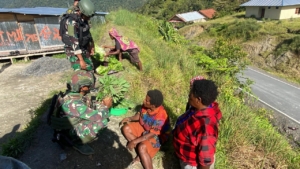Satgas Yonif 743/PSY Wujudkan Senyum Mama Papua Lewat Belanja Kasih di Tirineri