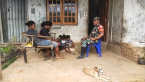 Babinsa Tominuku Gelar Komsos Perkuat Hubungan dengan Warga