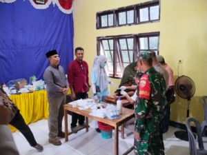 Babinsa Koramil 1602-02/Wolowaru Kawal Lancarnya Khitanan Massal di Kecamatan Ndori